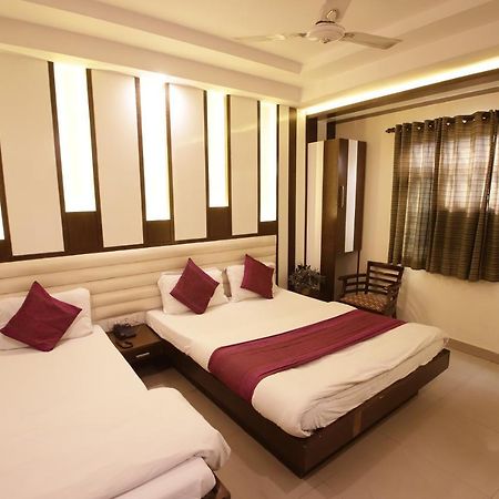 Hotel Golden Wings New Delhi Exteriör bild